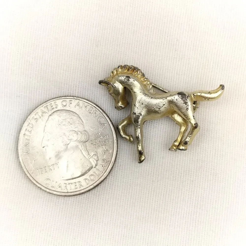 None brooch gold